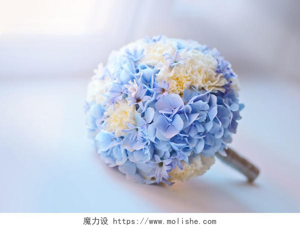 在窗口上的美丽的蓝色婚礼花束